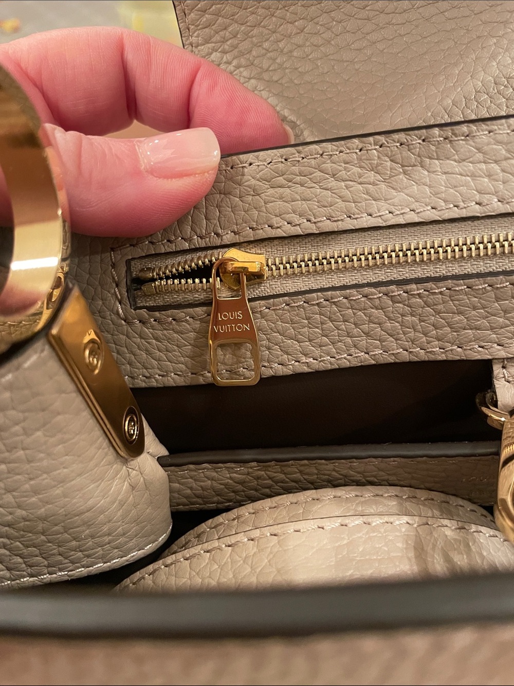 Louis Vuitton AUTHENTIC NEW IN BOX. Capucines BB Galet Taurillon bag - Picture 5 of 11